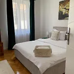 Maple Apartment *