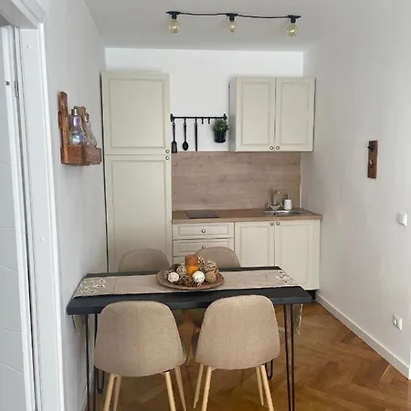 Maple Apartment *