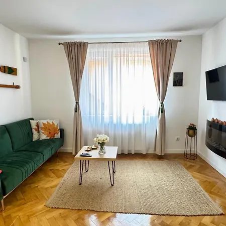 Maple Apartment *